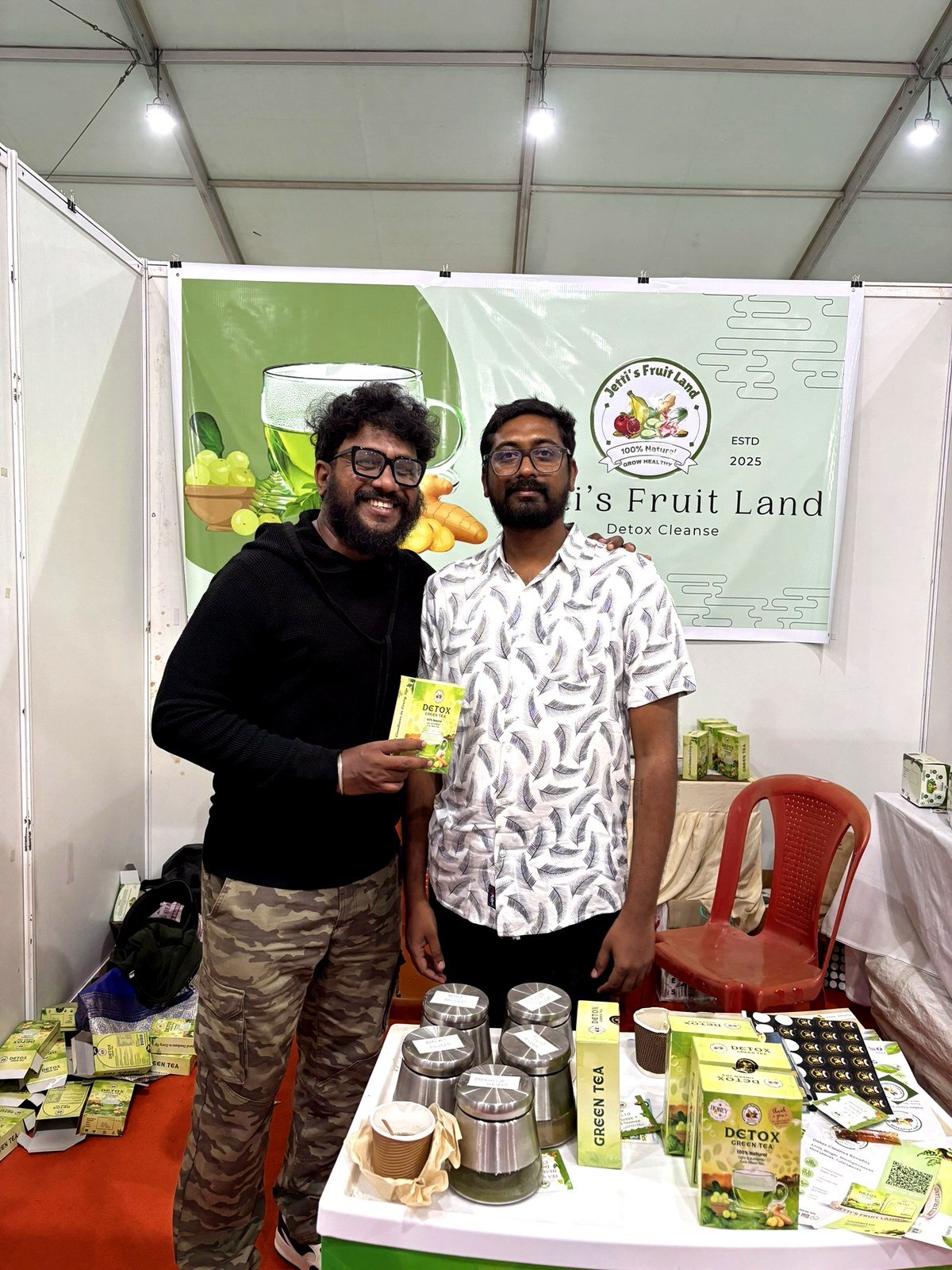 Punith Kumar with satisfied customer at Jetti's Fruit Land booth